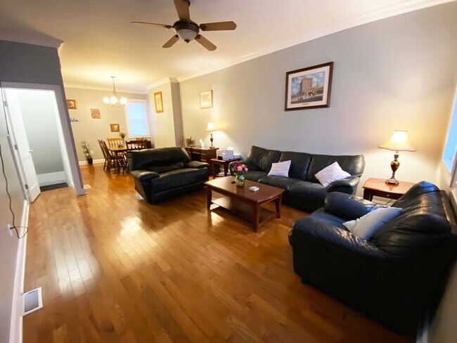 Living area - 909 E Carson St