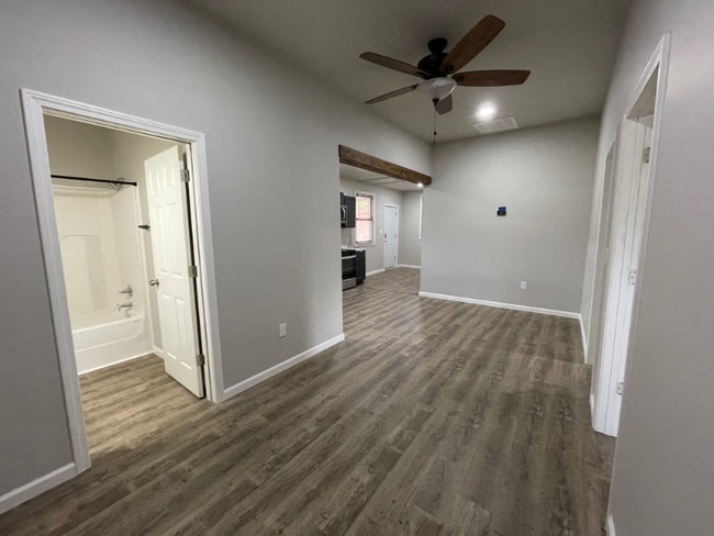 Building Photo - 1359 LA-20