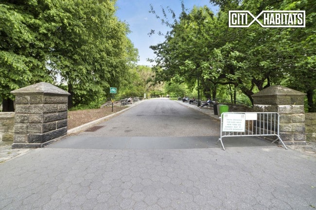 Building Photo - 207 W 110th St