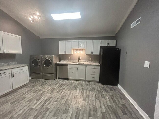 Foto del edificio - Charming 2BR Townhome in Union City