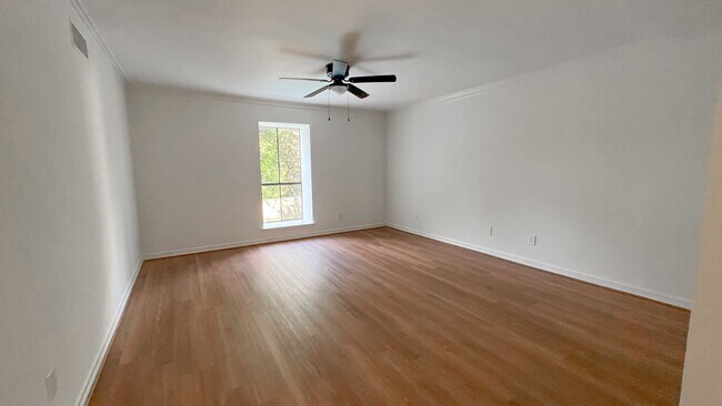 Foto del edificio - 372 Robbins Dr