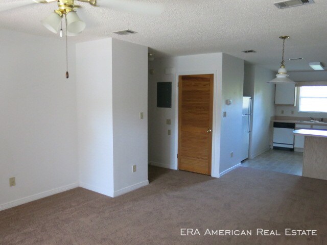 Building Photo - Washer & Dryer Hookup!