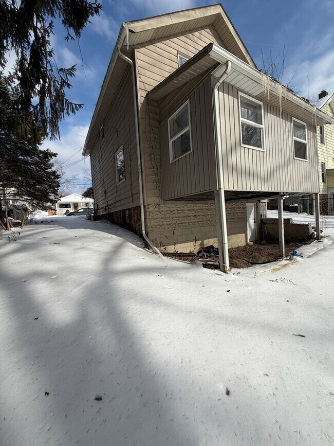 Foto del edificio - Spacious 4-Bedroom Barberton Home – Open House Wednesday, February 11th!