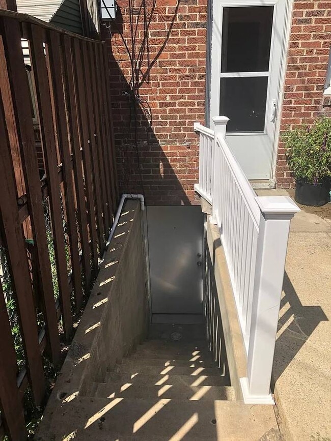entrance - 1433 W 37th St
