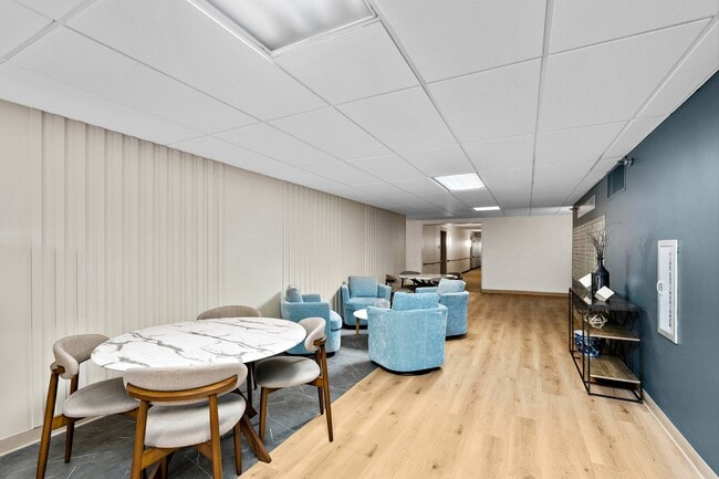 Adéntrate en la sofisticación de Chardon Court Apartments, donde el diseño moderno se combina con la comodidad más acogedora. Disfruta de elegantes áreas comunes, perfectas para relajarte y socializar. Mejora tu estilo de vida hoy mismo: ¡programa una visita para conocer tu futuro hogar! - Chardon Court Apartments 55+