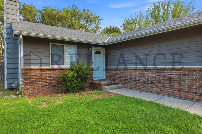 Building Photo - 2770 N Parkridge Ct