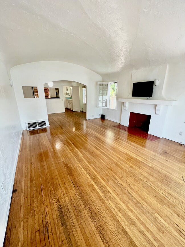 Building Photo - 533 N Alta Vista Blvd
