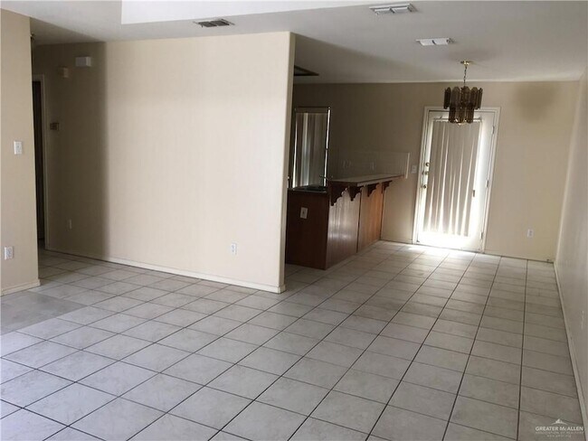 Building Photo - 2002 Angus St