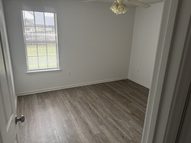 Foto del edificio - 945 Wineberry Rd