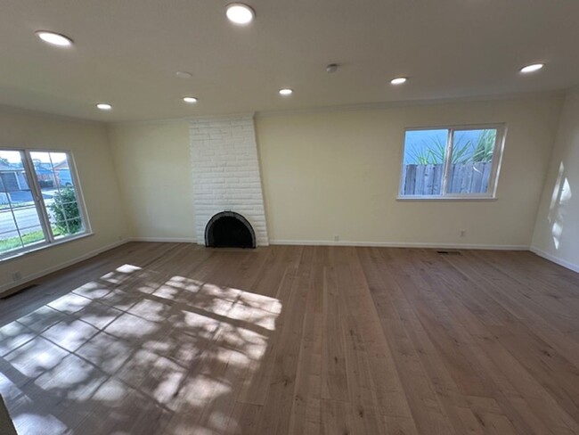 Building Photo - Stunning 4-Bedroom Home with Designer Fini...