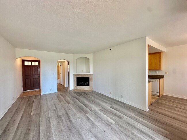 Foto del edificio - Updated Crown Point Condo With Wood Style ...