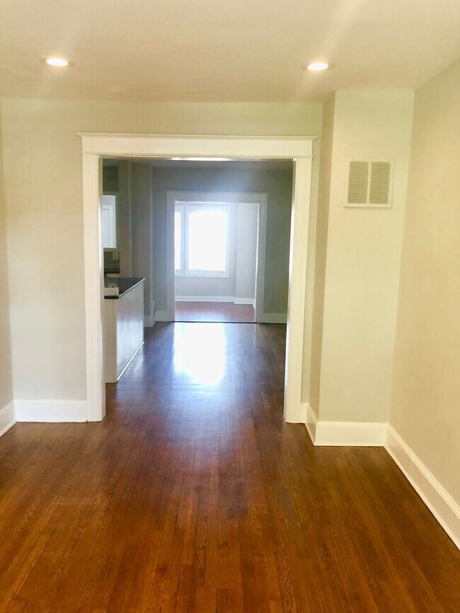 Building Photo - Beautiful 3 Bedroom / 2 Bathroom Townhome ...