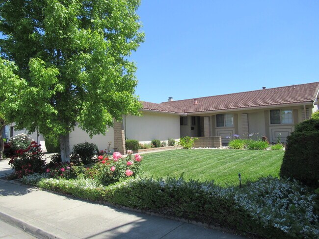 Foto del edificio - 35936 Dering Pl