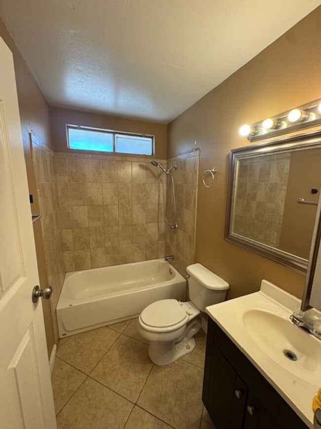 Building Photo - 2 Bedroom 1 Bath in the Best Location in L...