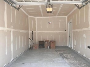 Building Photo - 131 Lilywood Ct