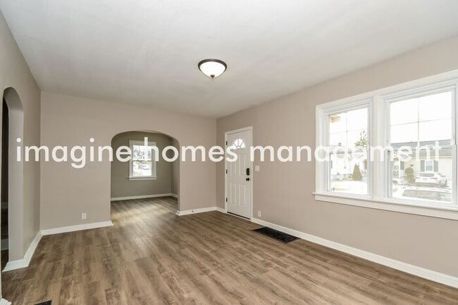 Building Photo - 3 Bedroom home, minutes from Kenwood Mall,...
