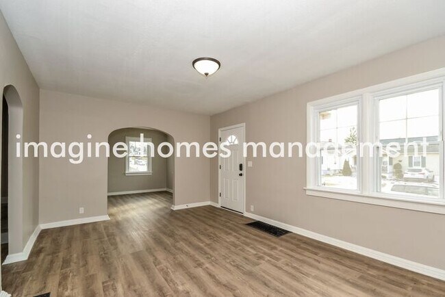 Foto del edificio - 3 Bedroom home, minutes from Kenwood Mall,...