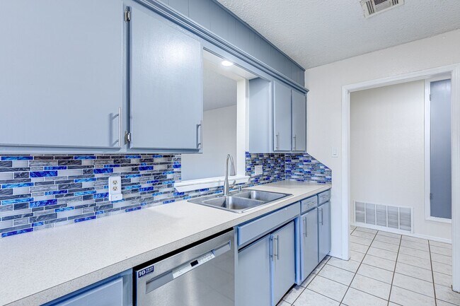 Building Photo - Beautiful 3 Bedroom 2 Bath Home