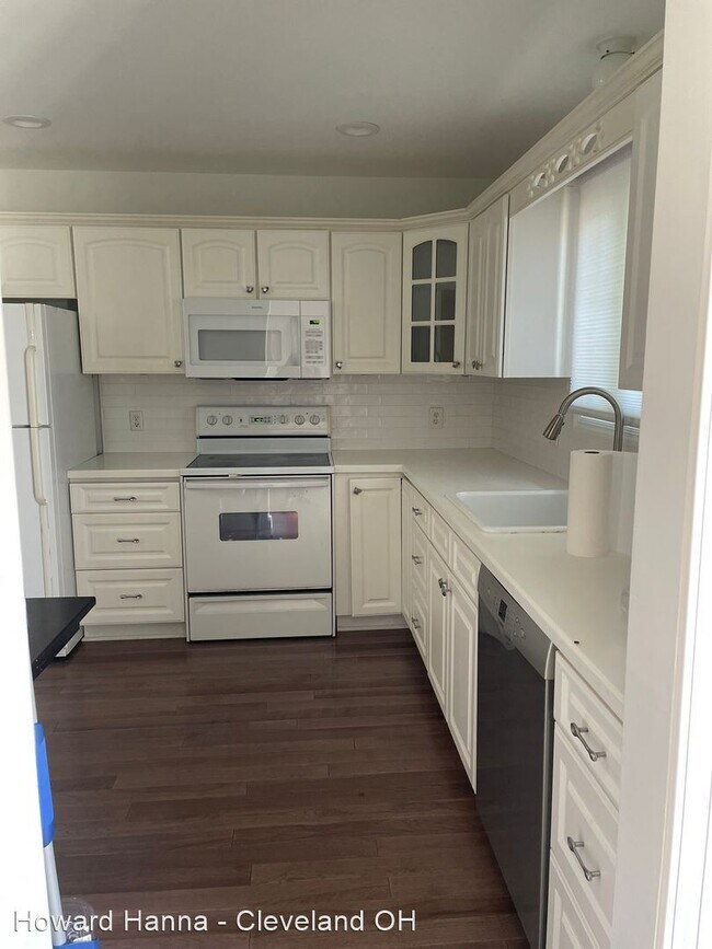 Building Photo - 3 br, 2.5 bath House - 34114 Chagrin Blvd....