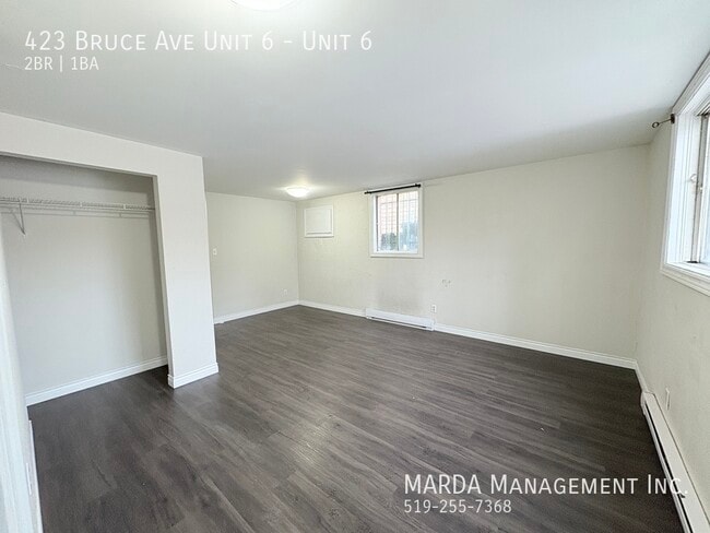 Photo du bâtiment - SPACIOUS 2BED/1BATH UNIT ON BRUCE + HYDRO & GAS!! 1 MONTH FREE RENT!