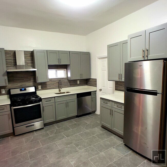 Foto del edificio - Floor through 3 Bedroom with backyard on W...