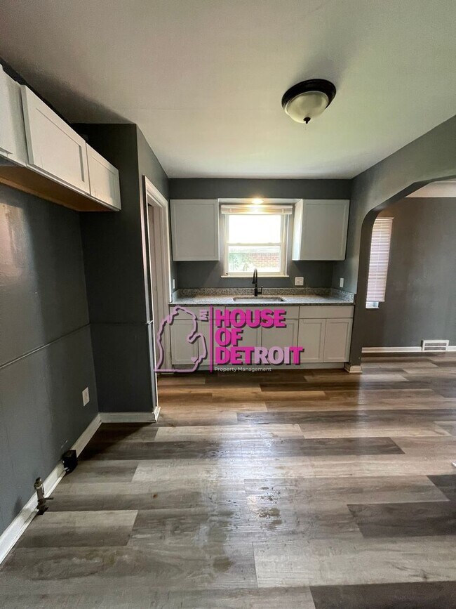 Building Photo - 3 BEDROOM | 1 BATH | FREE PRE SCREEN