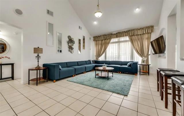 Foto del edificio - 2206 N Carroll Ave