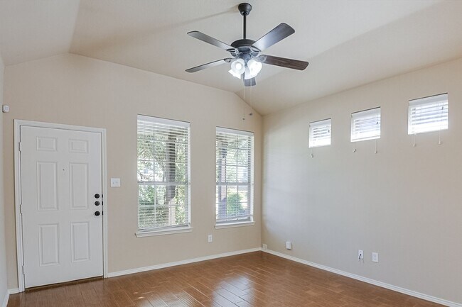 Foto del edificio - Available Now! Nice 3 Bedroom Townhouse lo...