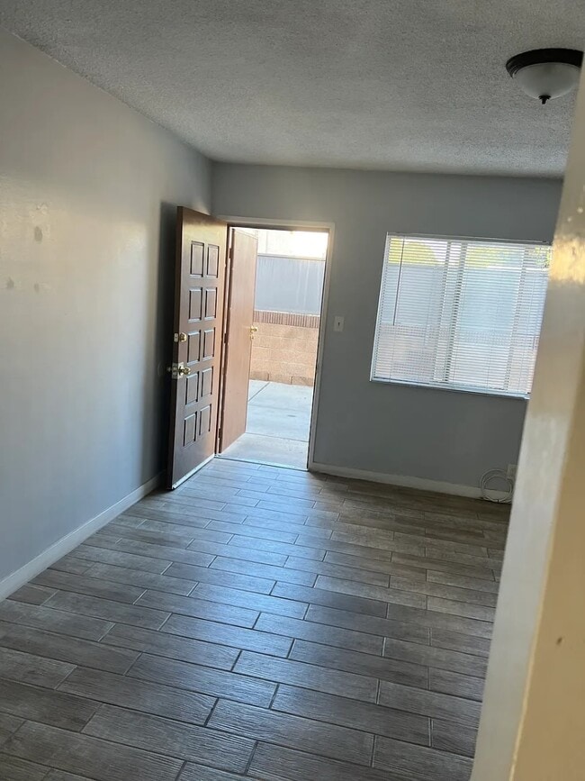 Foto del edificio - 9318 Victoria Ave