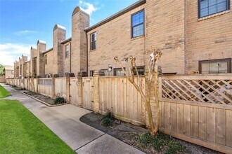 Building Photo - 9850 Pagewood Ln