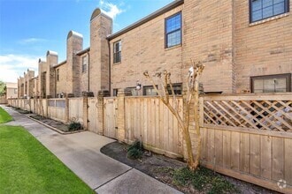 Building Photo - 9850 Pagewood Ln
