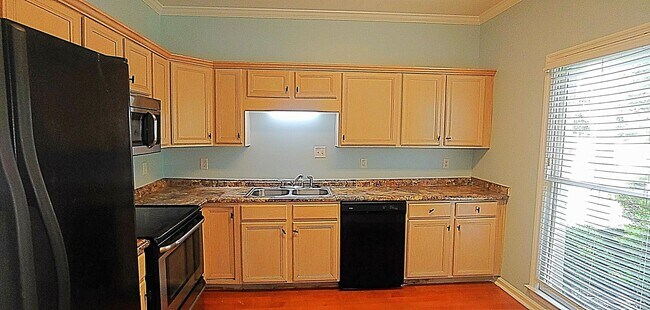 Foto del edificio - Spacious 2 Bedroom, 2.5 Bathroom Townhome ...