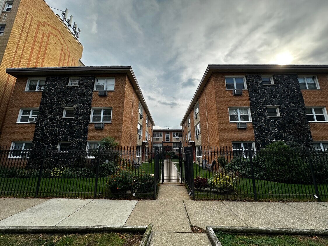 Comunidad cerrada al frente - 1527 W Sherwin Ave