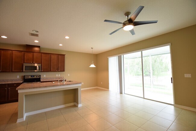 Foto del edificio - Beautiful 2 Bed 2.5 Bath with Loft Gated Town Home for Rent in Sanford, FL!