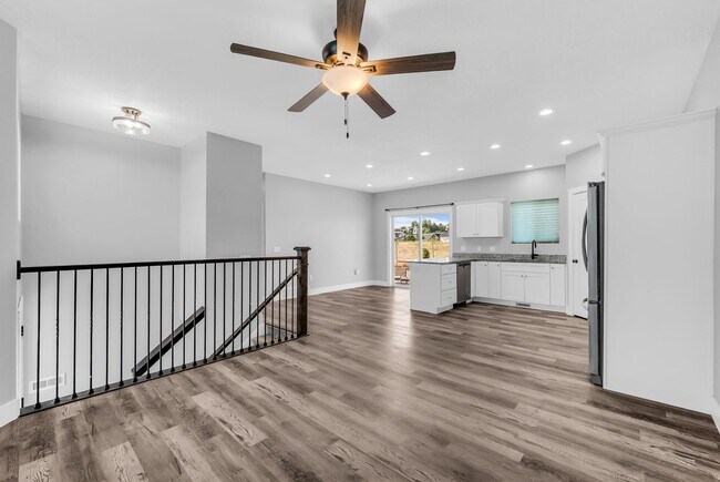 Foto del edificio - Beautiful 2020 Layton Home with High Ceilings & Modern Finishes