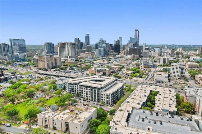 Foto del edificio - 800 Embassy Dr