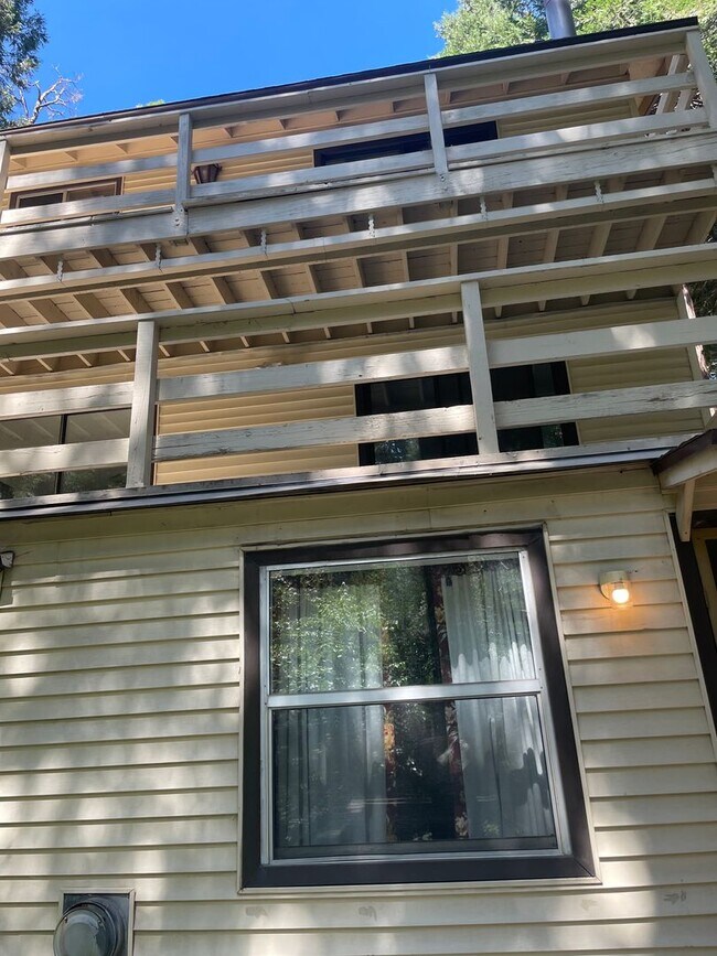 Foto del edificio - 3 bedroom 3 bath in Crestline.