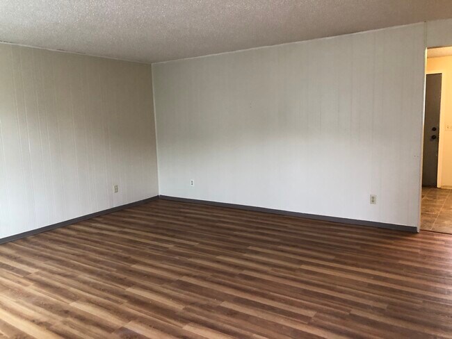 Building Photo - 220 NW Larry St