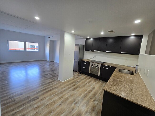 Building Photo - Modern 1 bed 1 bath available now