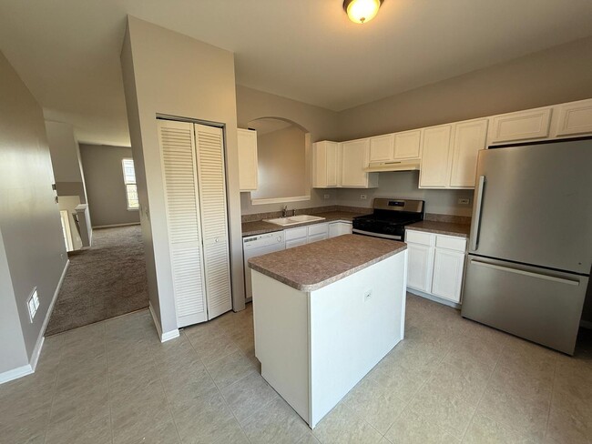 Building Photo - 1624 Fieldstone Dr N