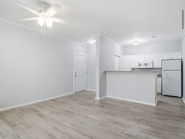 Building Photo - 130 River Landing Dr