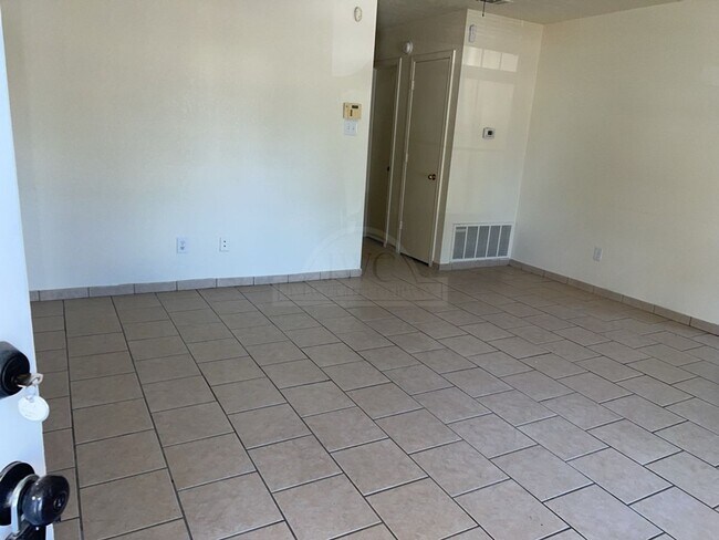 Building Photo - 2718 Terrace Dr