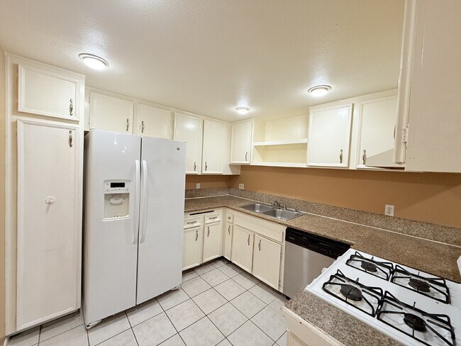 Building Photo - HUGE 3BR/2BA Second-Floor Condo