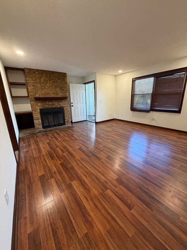 Building Photo - 2720 Debbie Dr