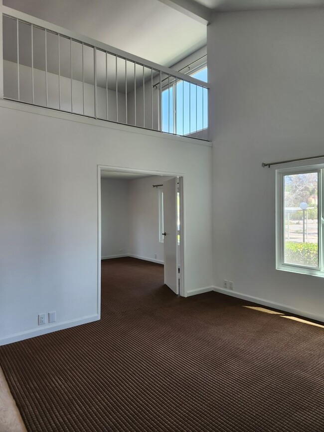 Building Photo - Tierrasanta 3 bed 2 ba Townhouse with Canyon View