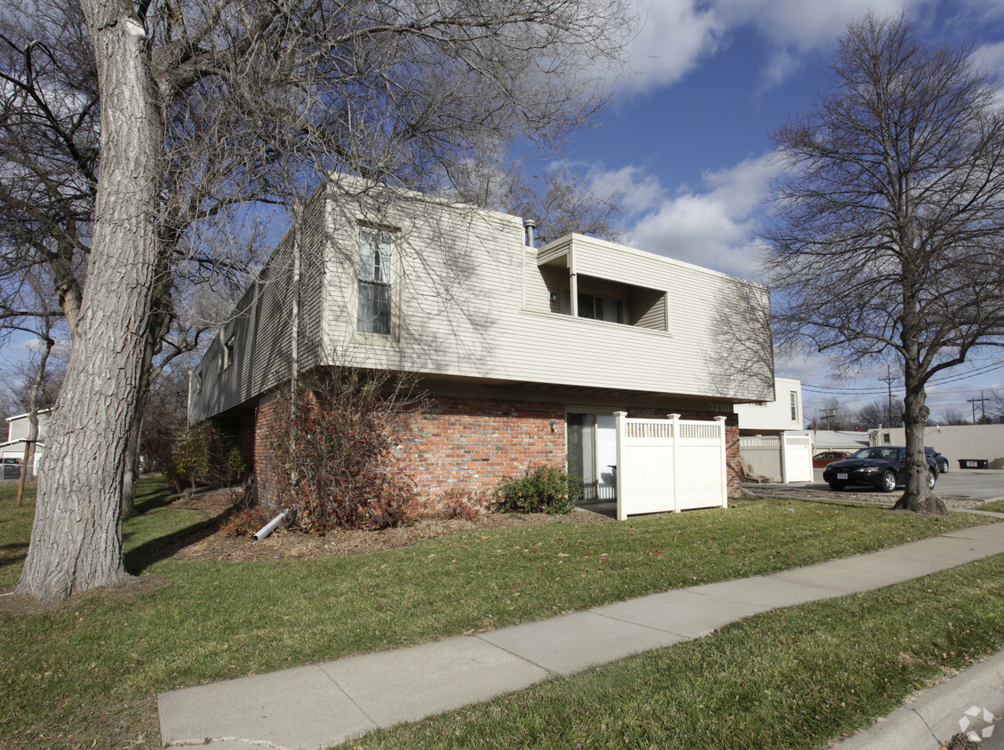 Building Photo - Apple Street Apartments