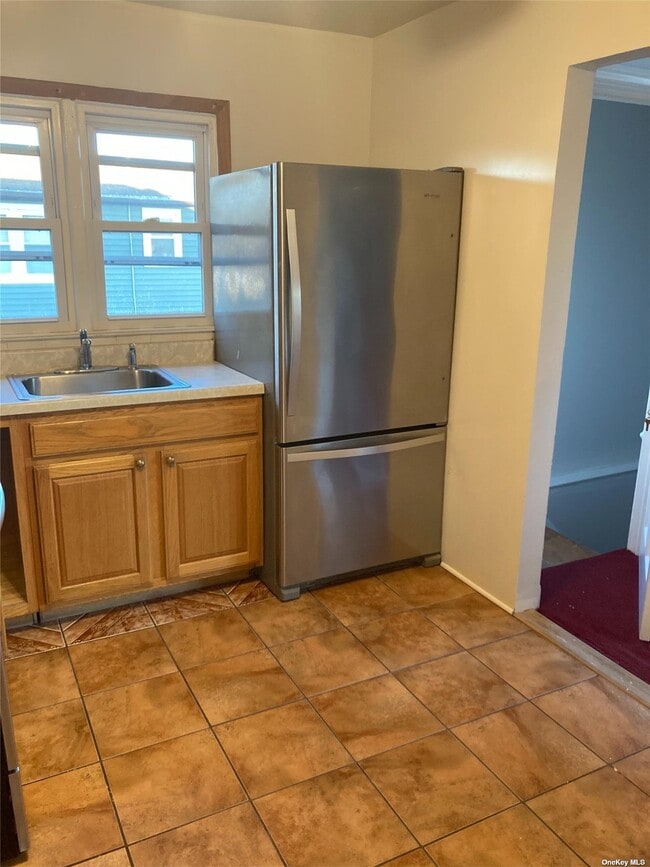 166 Arthur Ave Unit 2, South Floral Park, NY 11001 Room for Rent in