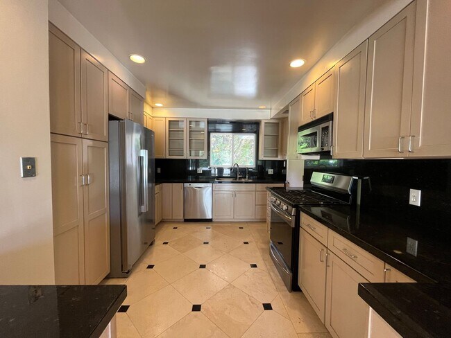 Foto del edificio - A hidden gem with tree-top view. Tranquil and private. Light and airy