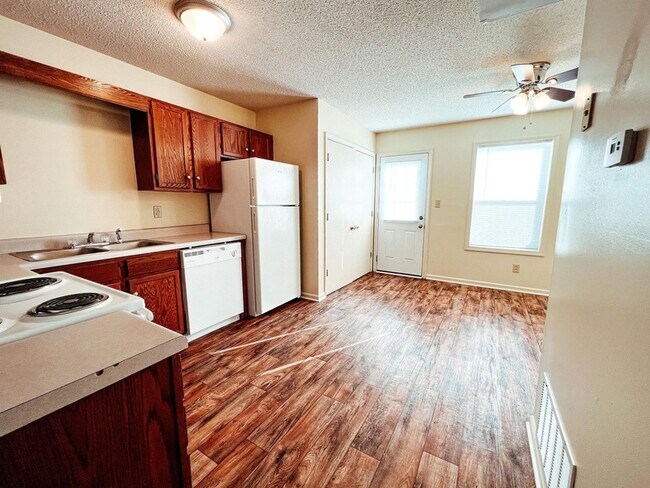 Building Photo - 104 Coyote Ct