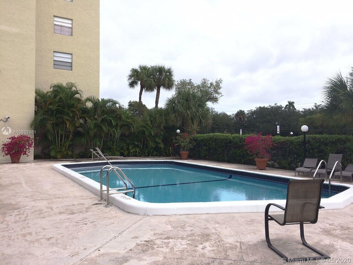 16950 W Dixie Hwy Unit A 627, North Miami Beach, FL 33160 Condo for